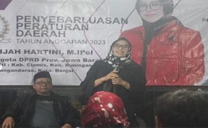 Anggota Dewan Perwakilan Rakyat Daerah (DPRD) Provinsi Jawa Barat dari Fraksi Partai Demokrasi Indonesia Perjuangan (F-PDIP), Dra. Hj. Ijah Hartini Daerah Pemilihan (Dapil) XIII Kab. Kuningan, Kab. Ciamis, Kab. Pangandaran dan Kota Banjar, melaksanakan Kegiatan Penyebarluasan Peraturan Daerah (Perda) Provinsi Jawa Barat Nomor 2 Tahun 2022 tentang Desa Wisata. Menurut Dra. Hj. Ijah Hartini Anggota komisi IV yang membidangi Pembangunan, meliputi: Pekerjaan Umum (Kebinamargaan, Pengairan, Tata Ruang dan Permukiman), Perencanaan dan Pengendalian, Pembangunan Regional, Pengelolaan Pelabuhan Laut dan Udara Regional, Perhubungan dan Telekomunikasi, Pertambangan dan Energi, Perumahan Rakyat, Penelitian dan Pengembangan Daerah, Pengendalian dan Perlindungan Lingkungan Hidup. Lebih lanjut dikatakan Ijah Hartini,Provinsi Jawa Barat memiliki potensi luar biasa di sektor kepariwisataan, bahkan menjadi penyumbang cukup besar bagi pendapatan daerah. dalam upaya mengerakkan dan mengembangkan perekonomian di desa, DPRD dan Pemerintah Provinsi Jawa Barat telah sepakat memberikan dukungan berupa payung hukum yang tertuang dalam Peraturan Daerah (Perda) Nomor 2 Tahun 2022 tentang Desa Wisata.