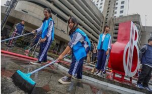 Pemerintah Kota (Pemkot) Bandung berkolaborasi dengan komunitas-komunitas di Kota Bandung menggelar kegiatan Bebersih Untuk Asyiknya Trotoar Kota Agar Menyenangkan dan Unggul (BUAT KAMU), di Cikapundung Riverspot, Rabu 17 Januari 2024. Kegiatan ini melibatkan Dinas Sumber Daya Air dan Bina Marga (DSDABM) Kota Bandung, Dinas Kebakaran dan Penanggulangan Bencana (Diskar PB) Kota Bandung, aparat kewilayahan beserta unsur OPD lainnya. Saat membuka kegiatan ini, Penjabat Wali Kota Bandung, Bambang Tirtoyuliono menyambut positif dan menyebut BUAT KAMU adalah langkah strategis yang menjadi pengingat pentingnya menjaga lingkungan.