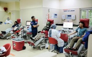 Palang Merah Indonesia (PMI) Kota Bandung mengabarkan, jumlah stok darah di Kota Bandung saat ini mulai menipis. Dari yang biasanya bisa mencapai 500 labu per hari, kini hanya tersedia setengahnya. Kepala Bidang Pelayanan Markas PMI Kota Bandung, Harry Hardiawan menyampaikan, kondisi ini kerap terjadi setiap tahun, biasanya terjadi sekitar bulan Desember - Januari. "Faktornya karena libur yang cukup panjang, cuti bersama, tahun baru. Beberapa pendonor juga banyak yang memiliki kegiatan di luar kota. Sehingga kegiatan donor darah berkurang," ujar Harry