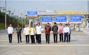 Penjabat Gubernur Jawa Barat Bey Machmudin mendampingi Presiden Republik Indonesia Joko Widodo dalam kunjungan kerja meresmikan operasional Jalan Tol Pamulang - Cinere - Raya Bogor di Kota Depok. Menurut Jokowi-- sapaan karib Joko Widodo-- jalan tol ini akan melengkapi struktur jaringan jalan tol di Jabodetabek. Sehingga memperkaya pilihan jalur bagi masyarakat Jabodetabek. Pun jalan tol ini menjadi bagian dari Jakarta Outer Ring Road (JORR) atau Jalan Tol Lingkar Luar Jakarta 2.