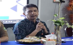 Komisi V DPRD Provinsi Jawa Barat menyoroti terkait Perencanaan Guru Pensiun yang belum berjalan pada SMA Negeri 5 Tambun Selatan, Kabupaten Bekasi. Hal itu berdampak pada Kegiatan Belajar Mengaja (KBM) atau mekanisme sistem pembelajaran di sekolah tersebut lantaran belum adanya guru pengganti. Persoalan tersebut di keluhkan saat Komisi V DPRD Provinsi Jawa Barat melaksanakan Kunjungan Kerja dalam rangka Meninjau Sarana dan Prasarana Pembelajaran di SMA Negeri 5 Tambun Selatan, Kabupaten Bekasi. Selasa, (27/02/2024). Anggota Komisi V DPRD Provinsi Jawa Barat, Irpan Haeroni menyebutkan, solusi penanganan tentang guru-guru yang mau pensiun hingga kini masih menjadi salah satu persoalan penting. Irpan pun mencontohksn persoalan yang terjadi di SMAN 3 Kota Bekasi. Banyak guru yang pensiun tahun 2024 ini sedangkan untuk guru penggantinya belum tersedia dan berdampak signifikan terhadap siswa.