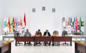 Komisi I DPRD Provinsi Jawa Barat mengapresiasi persiapan dan kesiapan Komisi Pemilihan Umum (KPU) Kabupaten Kuningan dalam 13 hari menjelang pelaksanaan pemilu serentak, tepatnya pada 14 Februari mendatang. Secara keseluruhan dari segi logistik tidak ada persoalan yang berdampak hingga menjadi suatu kendala dalam persiapan tersebut. Hal itu dikemukakan Ketua Komisi I DPRD Provinsi Jawa Barat, Bedi Budiman saat melakukan kunjungan kerja ke KPU Kabupaten Kuningan, Kamis (1/2/2024). Menurut Bedi, persiapan dan kesiapan tersebut merupakan salah satu bagian dari langkah antisipatif terhadap kemungkinan-kemungkinan yang dapat berpotensi untuk menghambat dalam penyelenggaraan pemilu.