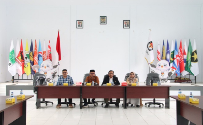 Komisi I DPRD Provinsi Jawa Barat mengapresiasi persiapan dan kesiapan Komisi Pemilihan Umum (KPU) Kabupaten Kuningan dalam 13 hari menjelang pelaksanaan pemilu serentak, tepatnya pada 14 Februari mendatang. Secara keseluruhan dari segi logistik tidak ada persoalan yang berdampak hingga menjadi suatu kendala dalam persiapan tersebut. Hal itu dikemukakan Ketua Komisi I DPRD Provinsi Jawa Barat, Bedi Budiman saat melakukan kunjungan kerja ke KPU Kabupaten Kuningan, Kamis (1/2/2024). Menurut Bedi, persiapan dan kesiapan tersebut merupakan salah satu bagian dari langkah antisipatif terhadap kemungkinan-kemungkinan yang dapat berpotensi untuk menghambat dalam penyelenggaraan pemilu.