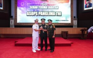 Kepala Staf Umum (Kasum) TNI Letjen TNI Bambang Ismawan, S.E., M.M. mewakili Panglima TNI Jenderal TNI Agus Subiyanto memimpin serah terima jabatan Asisten Operasi Panglima TNI dari Lakdsa TNI Rahmad Jayadi kepada Mayjen TNI Gabriel Lema, S.Sos. bertempat di gedung Gatot Soebroto Denma Mabes TNI, Cilangkap, Jakarta Timur, Senin (12/2/2024). Serah terima jabatan berdasarkan surat keputusan Panglima TNI nomor Kep/168/II/2024, tanggal 7 Februari 2024. Mayjen TNI Gabriel Lema, S.Sos., jabatan sebelumnya dari Staf Khusus Kasad, sedangkan Laksda TNI Rahmad Jayadi mendapat kepercayaan baru dengan jabatan Pa Sahli Tk. III Bid. Banusia Panglima TNI.