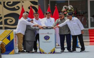 Presiden Republik Indonesia, Joko Widodo meresmikan Terminal Leuwipanjang Kota Bandung, Sabtu 3 Februari 2024. Sebelumnya, terminal tipe A yang menjadi salah satu ikon Kota Bandung ini telah diperbaiki sehingga tampak lebih rapi. Jokowi pun memuji wajah Terminal Leuwipanjang saat ini. Menurutnya, kesan terminal bus yang menjadi akses masyarakat menggunakan transportasi massal antar kota antar provinsi selalu dipersepsikan kumuh, kotor, serta tidak nyaman, itu sudah tak lagi tampak di Leuwipanjang. “Kalau kita lihat, Terminal Leuwipanjang ini keren banget,” ujar Jokowi dalam sambutannya.