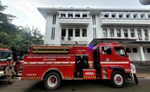 Ruangan Area Traffic Control System (ATCS) Kota Bandung di Kawasan Balai Kota Bandung sempat terjadi percikan api pada Senin 26 Februari 2024 sekitar pukul 15.30 WIB. Hal itu diduga karena korsleting listrik di area tersebut. Hanya perlu beberapa menit bagi petugas Dinas Kebakaran dan Penanggulangan Bencana (Diskar PB) Kota Bandung dan relawan dari Edan Sepur mencegah percikan api menjalar.