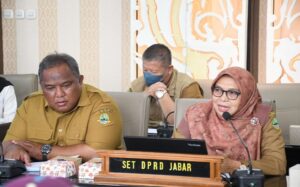 Sekretariat DPRD Provinsi Jawa Barat menerima kunjungan kerja dari Badan Musyawarah (Banmus) Dewan Perwakilan Rakyat Daerah Kabupaten Indramayu. Kunjungan kerja tersebut terkait konsultasi mekanisme penjadwalan Banmus masa persidangan I Tahun 2024. Kunjungan kerja Badan Musyawarah Dewan Perwakilan Rakyat Daerah Kabupaten Indramayu tersebut diterima langsung oleh Pelaksana Harian (Plh) Sekretaris DPRD Provinsi Jawa Barat yang juga menjabat sebagai Kepala Bagian (Kabag) Persidangan dan Perundang-Undangan Dra Iis Rostiasih M.Si di ruang Banmus DPRD Jawa Barat. Iis Rostiasih menjelaskan, kunjungan kerja yang dilakukan Banmus Dewan Perwakilan Rakyat Daerah Kabupaten Indramayu tadi terkait konsultasi mekanisme penjadwalan Banmus di masa persidangan I tahun 2024. Khususnya mengenai tata cara penjadwalan untuk pimpinan dan anggota DPRD dalam berkegiatan.