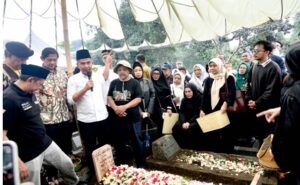 Penjabat Gubernur Jawa Barat Bey Machmudin menghadiri pemakaman tokoh politik dan budayawan Sunda Uu Rukmana di TPU Astana Anyar, Kota Bandung, Senin (4/3/2024). "Inna lillahi wa inna ilaihi rajiun, pertama-tama kami atas nama Pemerintah Provinsi Jawa Barat menyampaikan dukacita mendalam atas berpulangnya Bapak Uu Rukmana. Kita kehilangan seorang tokoh Jawa Barat, beliau tak hanya tokoh politik, tapi juga memiliki dedikasi yang besar untuk warga Jabar, terutama di bidang kebudayaan, budaya Sunda," kata Bey Machmudin.