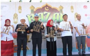 Ketua DPRD Kota Bandung, H. Tedy Rusmawan, A.T., M.M., menghadiri pembukaan Bazar Ramadan gelaran Dinas Perdagangan dan Perindustrian (Disdagin) dan Dekranasda Kota Bandung, di Lotte Grosir, Bandung, Kamis, 21 Maret 2024. Hadir pula Penjabat Ketua Dekranasda Kota Bandung, Linda Nurani Hapsah serta Plt Kadisdagin Ronny Ahmad Nurudin. Dalam sambutannya, Tedy Rusmawan mengajak masyarakat untuk berbondong-bondong meramaikan Bazar Ramadan itu. "Hayu kita bersama-sama dan berbondong-bondong meramaikan Bazar Ramadan ini, untuk mendukung pelaku usaha dan produk lokal kita," tuturnya.