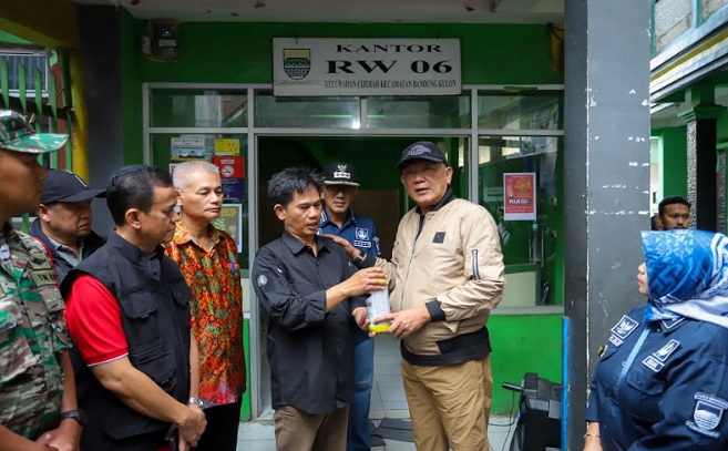 Penjabat Wali Kota Bandung, Bambang Tirtoyuliono mendorong gaya hidup bersih dan sehat dapat diterapkan oleh seluruh warga Kota Bandung. Pasalnya, penerapan gaya hidup bersih dapat meminimalisir potensi penyakit demam berdarah (DBD). Hal ini disampaikannya saat meninjau kegiatan Pemberantasan Sarang Nyamuk (PSN) di RW 06 Kelurahan Cijerah, Bandung Kulon, Kota Bandung, Jumat 29 Maret 2024. "DBD erat kaitannya dengan kepedulian terhadap lingkungan. Maka itu saya tugaskan Asda 1 dan jajaran, ada Dinkes juga Disdik, serta jajaran kewilayahan untuk melakukan penanganan. Mulai dari aspek pencegahan hingga pengobatan," ujar Bambang.