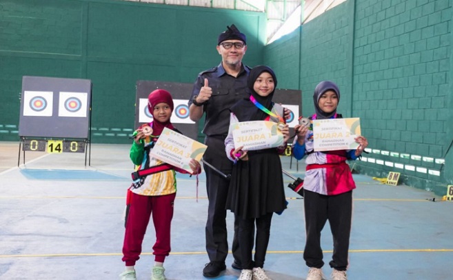 Bandung Archery Club mengadakan kompetisi panahan “Ramadan Competition Bandung Archery Club School”, yang diadakan pada 21 sampai dengan 24 Maret 2024, di Lapangan Tennis Indoor BJB, Jl. Sukarya, Bandung. Kompetisi panahan ini diadakan untuk mengisi bulan Ramadhan yang penuh berkah ini dengan kegiatan yang positif. Wakil Ketua (Waket) DPRD Kota Bandung Dr. H. Edwin Senjaya, S.E., M.M., menghadiri acara tersebut. Edwin Senjaya menyambut baik kegiatan Ramadan Competition yang merupakan kompetisi yang digelar tahunan itu. Dengan diadakannya kompetisi panahan ini, ia berharap dapat menjadi momentum yang berharga bagi keberlangsungan pembinaan atlet-atlet panahan terbaik Kota Bandung.