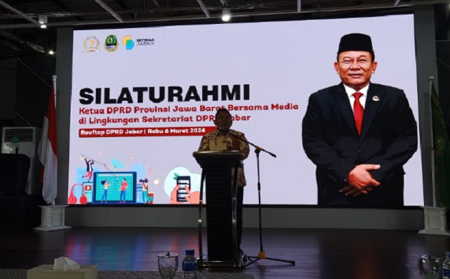 Ketua DPRD Jawa Barat Brigadir Jenderal TNI (Purn.) Taufik Hidayat menggelar acara silaturahmi dengan media cetak dan elektronik di lingkungan Sekretariat Dewan Perwakilan Rakyat Daerah Jabar. Acara tersebut dilaksanakan di rooftop Gedung DPRD Jawa Barat, Kota Bandung, Rabu (6/3/2024). Turut hadir Pelaksana Harian (Plh) Sekretaris DPRD Jawa Barat yang juga menjabat sebagai Kepala Bagian (Kabag) Persidangan dan Perundang-Undangan Iis Rostiasih, dan Kabag Fasilitasi, Penganggaran dan Pengawasan Iman Tohidin serta pejabat struktural Sekretariat DPRD Jawa Barat lainnya