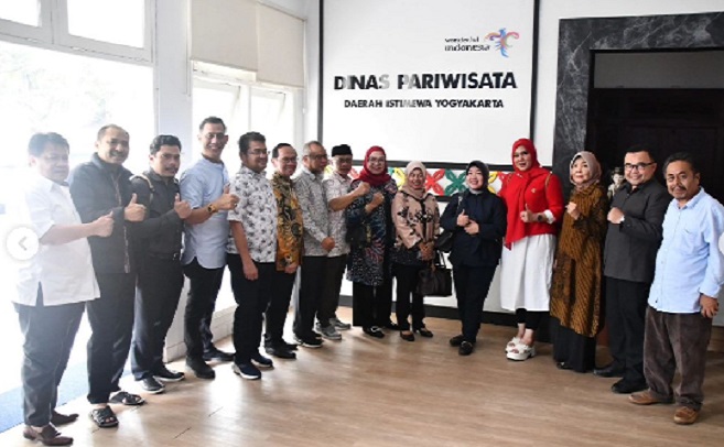 Pimpinan dan Anggota Komisi II DPRD Provinsi Jawa Barat bersama Wakil Ketua DPRD Provinsi Jawa Barat Ade Ginanjar melaksanakan kunjungan kerja (kunker) study komparatif ke Dinas Pariwisata Provinsi Daerah Istimewa Yogyakarta.yang bertempat di Kantor Dinas Pariwisata Provinsi D.I.Y.Jl. Raya Janti No.4, Wonocatur, Banguntapan Kec. Banguntapan, Kabupaten Bantul, Daerah Istimewa Yogyakarta.(14/03/2024). Menurut Wakil Ketua Komisi II DPRD Provinsi Jawa Barat Dra.Hj.Lina Ruslinawati mengatakan kunker ini dalam rangka mendapatkan data dan informasi terkait dengan Pengelolaan Pariwisata,untuk menanyakan terkait kebenaran potensi pendapatan pariwisata Yogyakarta ini juga strategi agar pendapatan dari sektor pariwisata di Yogyakarta terus meningkat.