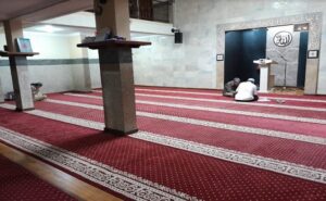 Jika membahas tentang perkembangan Islam di kota Bandung, kebanyakan orang akan menyebut Masjid Agung Alun-alun atau Masjid Besar Cipaganti sebagai salah satu masjid bersejarah di Kota Bandung. Namun, Masjid Mungsolkanas yang terletak di sebuah gang kecil membuatnya jarang terlihat oleh banyak orang. Masjid ini berada di Gang Mama Winata, Jalan Cihampelas RT 02 RW 05, Kelurahan Cipaganti, Kecamatan Coblong, Kota Bandung. Masjid ini didirikan sejak tahun 1869 dan menjadi masjid tertua di Kota Bandung.