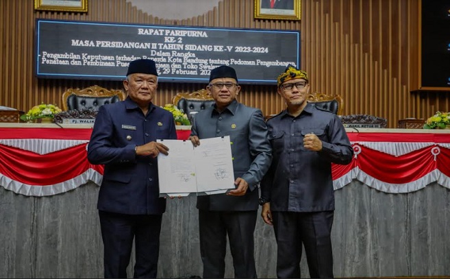 DPRD Kota Bandung menggelar Rapat Paripurna dalam rangka pengambilan Keputusan Raperda Kota Bandung tentang Pedoman Pengembangan, Penataan dan Pembinaan Pusat Perbelanjaan dan Toko Swalayan, di Gedung DPRD Kota Bandung, Kamis, 29 Februari 2024. Wakil Ketua II DPRD Kota Bandung H. Achmad Nugraha, D.H., S.H., bersama Wakil Ketua III DPRD Kota Bandung Dr. H. Edwin Senjaya, S.E., M.M., memimpin Rapat Paripurna. Wakil Ketua II DPRD Kota Bandung Achmad Nugraha mengatakan, berdasarkan hasil rapat Badan Musyawarah telah disepakati bahwa pada hari ini akan dilaksanakan rapat paripurna pengambilan Keputusan Raperda Kota Bandung tentang Pedoman Pengembangan, Penataan dan Pembinaan Pusat Perbelanjaan dan Toko Swalayan.