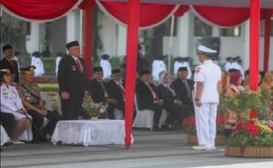 Penjabat Wali Kota Bandung, Bambang Tirtoyuliono mengajak masyarakat dan pemuda untuk lebih meningkatkan empati dan solidaritas kepada saudara di Palestina yang masih dalam kondisi penjajahan. Hal itu Ia ungkapkan saat Upacara Peringatan Bandung Lautan Api di Balai Kota Bandung, Minggu, 24 Maret 2024. “Dengan semangat Bandung Lautan Api sudah sepantasnya berempati dan menunjukan solidaritas kepada saudara kita di Palestina dengan berbagai aksi, donasi dan doa terbaik,” ucap Bambang.