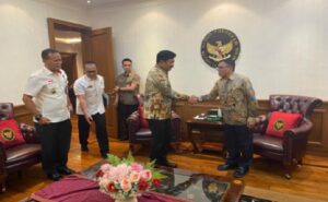 Rencana program Sosialisasi Pers Berwawasan Kebangsaan yang akan dilakukan Pengurus Persatuan Wartawan Indonesia (PWI) Pusat bagi anggotanya yang tersebar di 38 provinsi dan cabang khusus Surakarta disambut baik Menteri Kordinator Bidang Politik, Hukum- HAM, dan Keamanan (Menko Polhukam) Marsekal TNI (Purn) Hadi Tjahjanto, saat menerima audiensi Pengurus PWI Pusat di kantornya, Kamis (21/3/2024). “Program itu penting karena memberikan pemahaman tentang kebangsaan agar dalam memproduksi karya jurnalistiknya wartawan memiliki perspektif kebangsaan Indonesia dengan segala keragaman, kekayaan budayanya, “ ujar Hadi Tjahjanto saat menerima Ketua Umum PWI Pusat Hendry Ch Bangun, bersama rombongan. “Lembaga kami akan membantu sesuai dengan kemampuan yang ada, karena menurut saya saat ini banyak berita maupun informasi yang tidak lagi sesuai dengan nilai-nilai budaya kita. “