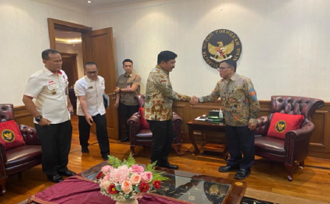 Rencana program Sosialisasi Pers Berwawasan Kebangsaan yang akan dilakukan Pengurus Persatuan Wartawan Indonesia (PWI) Pusat bagi anggotanya yang tersebar di 38 provinsi dan cabang khusus Surakarta disambut baik Menteri Kordinator Bidang Politik, Hukum- HAM, dan Keamanan (Menko Polhukam) Marsekal TNI (Purn) Hadi Tjahjanto, saat menerima audiensi Pengurus PWI Pusat di kantornya, Kamis (21/3/2024). “Program itu penting karena memberikan pemahaman tentang kebangsaan agar dalam memproduksi karya jurnalistiknya wartawan memiliki perspektif kebangsaan Indonesia dengan segala keragaman, kekayaan budayanya, “ ujar Hadi Tjahjanto saat menerima Ketua Umum PWI Pusat Hendry Ch Bangun, bersama rombongan. “Lembaga kami akan membantu sesuai dengan kemampuan yang ada, karena menurut saya saat ini banyak berita maupun informasi yang tidak lagi sesuai dengan nilai-nilai budaya kita. “