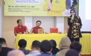 Anggota DPRD Provinsi Jawa Barat Dr. Hj. Cucu Sugyati Sebarluaskan Peratran Daerah (Perda) Provinsi Jawa Barat No. 5 Tahun 2021 Tentang Perubahan Atas Perda No. 13 Tahun 2018 Tentang Penyelenggaraan Ketentraman, Ketertiban Umum dan Perlindungan Masyarkat Kepada Warga Cikoneng Kec. Ciparay Kabupaten Bandung, Jum'at (8/3/24). Pada kesempatan tersebut, Cucu mengatakan penyusunan Perda No 5 tahun 2021 tentang Perubahan Atas Peraturan Daerah Provinsi Jawa Barat Nomor 13 Tahun 2018 tentang Penyelenggaraan Ketentraman, Ketertiban Umum dan Perlindungan Masyarakat dilatarbelakangi oleh merebaknya Pandemi Covid-19 yang tidak hanya melanda Jawa Barat tetapi juga seluruh dunia.