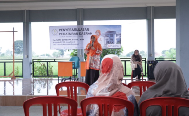 Anggota DPRD Provinsi Jawa Barat Hj Sari Sundari mengatakan laju pertumbuhan penduduk di Jawa Barat yang cukup tinggi, disertai perubahan pola konsumsi serta gaya hidup masyarakat sangat mempengaruhi besarnya produksi sampah yang dihasilkan. Hal tersebut dikatakan saat Sari Sundari melaksanakan kegiatan Penyebarluasan Peraturan Daerah (Perda) Provinsi Jawa Barat Nomor 1 Tahun 2016 Tentang Perubahan atas Perda Provinsi Jawa Barat No. 12 Tahun 2010 Tentang Pengelolaan Sampah di Jawa Barat kepada masyarakat di Bojongsoang, Kabupaten Bandung, Minggu (24/03/2024).