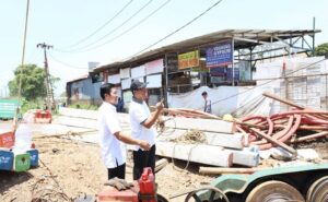 Ketua DPRD Kota Bandung, H. Tedy Rusmawan, A.T., M.M., melakukan tinjauan lapangan pengerjaan sodetan simpang Jalan Gedebage Selatan akses 5 (lima) Summarecon Bandung menuju Masjid Raya Al Jabbar, di Kelurahan Cisaranten Wetan, Kecamatan Gedebage, Kota Bandung, Rabu, 20 Maret 2024. Dalam tinjauan itu, Tedy Rusmawan didampingi oleh Camat Gedebage, Jaenudin, serta unsur kewilayahan setempat. Tedy Rusmawan menjelaskan, pengerjaan proyek tersebut sebagai upaya untuk penanganan kemacetan yang kerap terjadi di kawasan Gedebage, khususnya sekitar rel kereta api Stasiun Gedebage.