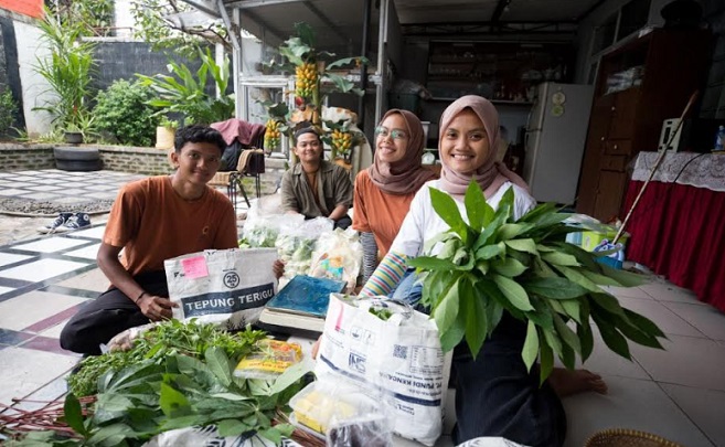 Sekelompok pemuda di Kota Bandung membangunkan lahan-lahan tidur di kawasan Arcamanik menjadi kebun pangan (urban farming). Hasilnya, para pemuda itu kini memiliki 142 pelanggan. Komunitas para pemuda inilah yang tergabung dalam Seni Tani. Bagian Program dan Edukasi Seni Tani, Mentari menjelaskan, komunitas ini menerapkan sistem pertanian yang terintegrasi dengan sumber daya lokal.