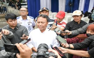 Sekretaris Daerah Provinsi Jawa Barat Herman Suryatman berkomitmen untuk mendorong transformasi digital di Lingkungan Pemda Provinsi Jawa Barat. Menurut Herman, digitalisasi merupakan tools untuk memberikan pelayanan terbaik kepada masyarakat, sekaligus berdampak pada kesejahteraan masyarakat Jabar. "Sebagaimana harapan Pak Penjabat Gubernur (Bey Machmudin), digitalisasi harus berdampak terhadap kesejahteraan masyarakat Jabar. Kemiskinan harus turun, pengangguran turun, stunting turun, dan digital adalah tools-nya," ucap Herman usai bertemu Tim JDS di Jabar Command Center, Kota Bandung, Sabtu (6/4/2024).