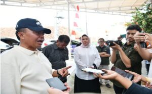 Sekda Jabar Herman Suryatman mengatakan segera menertibkan pungli yang dilakukan oknum juru parkir dan petugas penitipan barang di area Masjid Al Jabbar. Respons cepat pun dilakukan dengan pembahasan secara khusus di tingkat Dewan Eksekutif Masjid Al Jabbar. "Pagi ini Dewan Eksekutif Masjid Al Jabbar membahas langsung termasuk dengan para petugas di lapangan," ujar Herman Suryatman yang juga Ketua Harian Dewan Eksekutif Masjid Raya Al Jabbar, Ahad (14/4/2024).