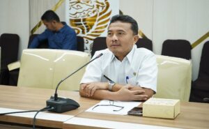 Sekretariat DPRD Provinsi Jawa Barat bersama Komisi I Dewan Perwakilan Rakyat Daerah Provinsi Sumatera Selatan berdiskusi soal kegiatan reses. Mulai dari aturan, prosedur, mekanisme pelaksanaan kegiatan hingga anggaran. “Kita kedatangan kunjungan kerja dari Komisi I Dewan Perwakilan Rakyat Daerah Provinsi Sumatera Selatan. Kunjungan kerja berkaitan prosedur dan mekanisme reses bagi anggota DPRD,” jelas Kepala Bagian (Kabag) Fasilitasi, Penganggaran dan Pengawasan Iman Tohidin, Kota Bandung, Kamis (18/4/2024).