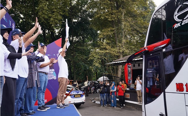 PT Pos Indonesia (Persero) memberangkatkan lebih dari 500 orang pada program “Mudik Asyik Bersama BUMN” yang diselenggarakan oleh pemerintah melalui Kementerian BUMN. Dalam mudik tahun ini, PosIND menyediakan delapan bus dengan kapasitas 720 kursi dengan tujuan wilayah Jawa Barat, Jawa Tengah, DI Yogyakarta, serta Jawa Timur. Hal inilah yang membuat PosIND masuk ke dalam jajaran 10 perusahaan BUMN yang melebihi target dalam memberangkatkan pemudik 2024. “Tahun ini, kita ditargetkan memberangkatkan 250 pemudik, alhamdulillah jumlah yang kita berangkatkan melebihi target berkali-kali lipat, yakni 505 peserta, sehingga kita membagi pelepasannya pada tiga titik guna mendukung efektivitas serta efisiensi tiap pemudik dalam menempuh perjalanan ke kampung halaman. Realisasi pemudik PosIND tahun ini juga meningkat tajam dari tahun lalu yang hanya 214 orang pemudik,” ujar Direktur Utama PosIND, Faizal Rochmad Djoemadi dalam pelepasan acara Mudik Asyik Bersama BUMN di Bandung, Jumat (5/4/2024).