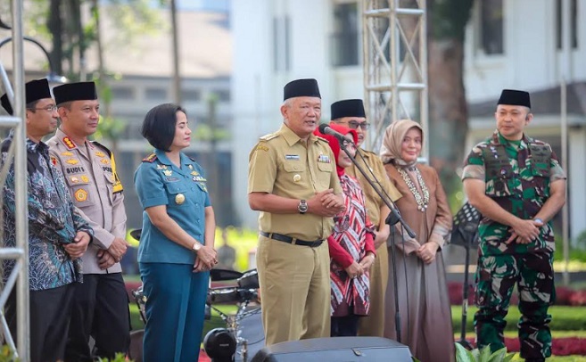 Penjabat Wali Kota Bandung, Bambang Tirtoyuliono memastikan layanan publik di Pemkot Bandung dalam kondisi prima di hari pertama masuk kerja pasca Idulfitri 1445 H. Ia juga menegaskan, pelayanan harus tetap berjalan di hari pertama bekerja pasca Idulfitri. "Tidak ada toleransi. Pelayanan itu mutlak, dan sudah menjadi tugas kita," ujar Bambang di Balai Kota, Selasa 16 April 2024.