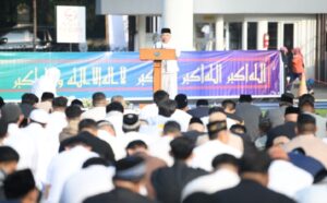 Penjabat Gubernur Jawa Barat Bey Machmudin melaksanakan salat Idulfitri di Lapangan Gasibu, Kota Bandung, Rabu (10/4/2024). Dalam sambutannya, Bey mengatakan, Idulfitri bukan sekadar perayaan kemenangan setelah menjalani ibadah puasa selama sebulan penuh. "Ini juga merupakan momentum penting untuk merenungkan makna dan nilai-nilai spiritual yang terkandung di dalamnya," ungkap Bey.