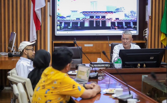 Institut Teknologi Bandung (ITB) siap membantu Pemerintah Kota (Pemkot) Bandung mengatasi permasalahan sampah di Kota Bandung. ITB siap mengedukasi warga terkait pengelolaan sampah. Hal itu terungkap saat Penjabat Wali Kota Bandung Bambang Tirtoyuliono menerima kunjungan kerja sama Institut Teknologi Bandung (ITB) di Balai Kota Bandung, Rabu 17 April 2024. Pegiat Lingkungan ITB, Indria Diah Pratiwi menyampaikan,ada sejumlah solusi dalam penanganan samph di Kota Bandung.