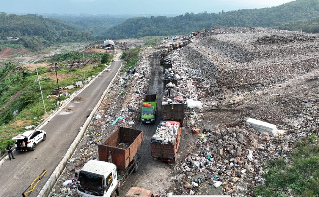 Kepala Dinas Lingkungan Hidup Provinsi Jawa Barat Prima Mayaningtyas menuturkan, sampah dari kawasan Bandung Raya yang ditampung TPK Sarimukti dapat terkelola dengan baik selama Ramadan. TPK Sarimukti menerima rata-rata 1.611,23 ton sampah atau sekitar 347 truk per hari dari Bandung Raya selama Ramadan 2024. Jumlah tersebut dengan pembagian volume, Kota Bandung total tonase sebesar 32.807,35 ton, Kota Cimahi total tonase sebesar 4.066,47 ton, Kabupaten Bandung total tonase sebesar 5.669,64 ton, dan Kabupaten Bandung Barat total tonase sebesar 4.182,61 ton. "Jadi keseluruhan selama Ramadan adalah total ritasi 10.065 truk, total tonase sebanyak 46.726,06 ton," kata Prima di Kota Bandung, Jumat (12/4/2024).