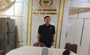 Dalam memberantas keberadaan “Bank Emok” (modus baru rentenir) di tengah masyarakat, Dewan Perwakilan Rakyat Daerah (DPRD) Kota Bandung berharap persoalan ini yang harus di carikan jalan keluarnya bersama,melalui kredit dari bank pemerintah seperti Bank Bandung, bjb dan juga Baznas. Demikian Hal tersebut disampaikan H. Andri Rusmana, S.Pd.I., angota komisi D DPRD Kota yang membidangi kesejahteraan rakyat ini saat ditemui wartawan di gedung DPRD Kota Bandung jalan Sukabumi no 30 Kota Bandung,Kamis (02/05/2024).