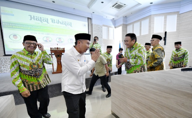 Penjabat Gubernur Jawa Barat Bey Machmudin meminta Ikatan Cendekiawan Muslim Indonesia (ICMI) Organisasi Wilayah Jabar mengarahkan mahasiswa menjawab berbagai permasalahan pembangunan, terutama pangan dan stunting. Hal itu dimungkinkan ketika mahasiswa, yang mana rektor dan dosennya banyak tergabung dengan ICMI, melakukan kuliah kerja nyata di desa - desa. Hal itu dikatakan Bey Machmudin saat menghadiri Halal bihalal ICMI Jabar, di Aula UNISBA, Kota Bandung, Senin (13/5/2024).