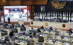 DPRD Provinsi Jawa Barat menggelar rapat paripurna membahas 3 agenda sekaligus. Rapat dipimpin langsung Ketua DPRD Jawa Barat Brigadir Jenderal TNI (Purn) Taufik Hidayat, hadir Wakil Ketua DPRD Jawa Barat Achmad Ru’yat, Ineu Purwadewi Sundari, Oleh Soleh dan Ade Ginanjar. Turut hadir Penjabat (Pj) Gubernur Jabar Bey Triadi Machmudin serta Forum Koordinasi Pimpinan Daerah Jabar. Tiga agenda yang dibahas diantaranya; agenda pertama jawaban gubernur terhadap 2 Rancangan Peraturan Daerah (Ranperda) Penyelenggaraan Pertanian Organik di Daerah Provinsi Jawa Barat, dan Ranperda Rencana Pembangunan Jangka Panjang Daerah (RPJPD) Provinsi Jawa Barat Tahun 2025-2045.