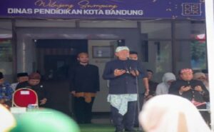 Peringatan Hari Pendidikan Nasional (Hardiknas) tingkat Kota Bandung, diselenggarakan di Kantor Dinas Pendidikan (Disdik) Kota Bandung di Jalan Ahmad Yani Nomor 239, Kelurahan Merdeka, Kecamatan Sumur Bandung. Kamis, (2/5/2024), Upacara Peringatan Hari Pendidikan Nasional(Hardiknas) tersebut yang bertindak sebagai inspektur upacaranya Pj Walikota Bandung, Bambang Tirtoyuliono. Bambang mengatakan Pemerintah pusat dalam Peringatan Hardiknas 2024 megusung tema adalah “Bergerak Bersama Lanjutkan Merdeka Belajar”.