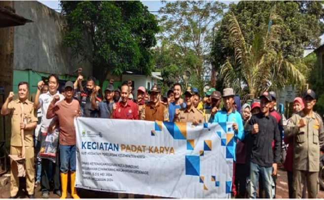 Dinas Ketenagakerjaan Kota Bandung melalui bidang Penempatan Tenaga Kerja memiliki program Padat Karya, yakni program untuk pemberian kerja yang di laksanakan selama 10 hari. Kegaiatan ini merupakan Hasil anggaran pengajuan Musrenbang 2023 yang di realisasikan di tahun 2024 untuk masyarakat kelurahan/kecamatan di Kota Bandung. “Padat karya adalah kegiatan pemberdayaan masyarakat yang dilaksanakan untuk menyediakan lapangan pekerjaan sementara bagi penganggur dan setengah penganggur, sekaligus menyediakan sarana dan prasarana penunjang akses ekonomi untuk meningkatkan ekonomi masyarat,” jelas Marsana, SH, M.Hum, Kabid Penempatan Tenaga Kerja Ketika dihubungi media, Selasa (07/05/2024).