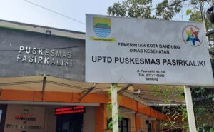 Tren teknologi saat ini mengarah ke pengguna mobile application, Melihat semakin banyak masyarakat yang menggunakan perangkat tersebut, BPJS Kesehatan pun tak ingin ketinggalan. Dalam rangka meningkatkan pelayanan terhadap peserta JKN-KlS (Jaminan Kesehatan Nasional-Kartu Indonesia Sehat), BPJS Kesehatan meluncurkan aplikasi Mobile JKN. hadirnya aplikasi Mobile JKN, seperti masyarakat yang enggak perlu rawat inap, tidak perlu lagi ke rumah sakit cukup dengan berkonsultasi dengan dokter melalui aplikasi yang terdapat di Mobile JKN. Ini pemanfaatan teknologi yang efisien sebab, biaya pengobatan bisa lebih diminimalisir oleh masyarakat karena di dalam aplikasi Mobile JKN terdapat info mengenai BPJS Kesehatan yang sangatlah lengkap.