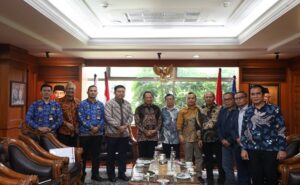 Pengurus PWI Pusat beraudensi dengan Menteri Dalam Negeri Tito Karnavian pada Kamis (2/5/2024) pagi, bertempat di ruang kerja Mendagri. Audiensi tersebut bertujuan untuk menjajagi kerjasama PWI dan Kemendagri untuk kampanye Pilkada Damai terkait Pilkada yang melibatkan 37 provinsi dan 415 Kabupaten, 93 Kota sehingga totalnya 545 yang berlangsung serentak pada 27 November mendatang, dengan melibatkan seluruh pengurus dari 38 PWI Provinsi se Indonesia ditambah satu cabang khusus, PWI Solo.