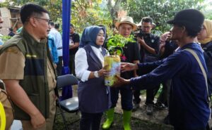 Sebagai salah satu upaya untuk mengendalikan inflasi, Pemerintah Kota (Pemkot) Bandung menggelar penanaman bawang merah dan cabai rawit, serentak di 30 kecamatan se-Kota Bandung. Secara simbolis, Pelaksana Harian Sekda Kota Bandung, Hikmat Ginanjar dan Penjabat Ketua TP PKK Kota Bandung Linda Nurani Hapsah didampingi beberapa kepala Organisasi Perangkat Daerah (OPD) melakukan penanaman di Buruan Sae Pemuda Mandiri, Kelurahan Sukawarna Kecamatan Sukajadi, Selesa 30 April 2024.