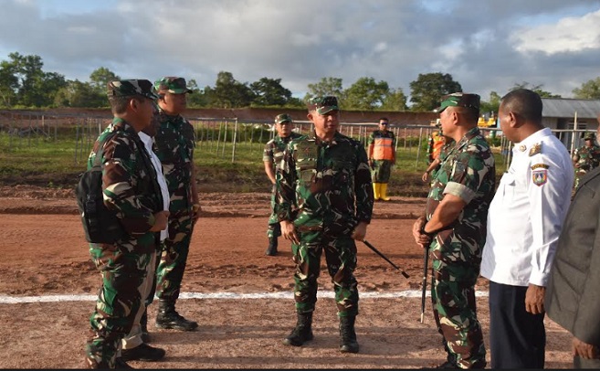 Panglima TNI Jenderal TNI Agus Subiyanto, S.E., M.Si., meninjau lahan yang disiapkan sebagai Food Estate dalam rangkaian kunjungan kerja di wilayah Kabupaten Merauke, Provinsi Papua Selatan, Rabu (22/05/2024). Pada kesempatan tersebut, Panglima TNI mengunjungi lokasi di Kampung Nggutibob Sermayam, Distrik Tanah Miring, Kabupaten Merauke. bertujuan untuk meninjau lahan Food Estate seluas 1.000 hektar yang menjadi bagian dari Program Ketahanan Pangan nasional seluas 1,2 juta hektar.