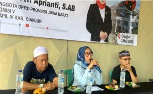 Anggota DPRD Provinsi Jawa Barat daerah pemilihan (dapil) IV Jabar Kabupaten Cianjur, Weni Dwi Aprianti, S.Ab melaksanakan sosialisasi Peraturan Daerah (sosper) No 3 Tahun 2021 tentang Penyelenggaraan Perlindungan Anak di Padepokan Putra Giri Loka, Desa Bojongpicung Kecamatan Bojongpicung, Kabupaten Cianjur, Jumat 3 Mei 2024. Acara sosper tersebut dihadiri perangkat Desa, para tokoh masyarakat Weni meminta agar sosialisasi dan penjelasan yang disampaikannya bisa diimplementasikan dalam kehidupan sehari-hari bersama keluarga dan lingkungan sekitarnya.