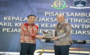 Penjabat Gubernur Jawa Barat Bey Machmudin berharap Kejaksaan Tinggi (Kejati) Jabar dibawah pimpinan barunya dapat terus bersinergi dengan Pemda Provinsi Jabar, khususnya dalam penegakan hukum dan mendukung program-program pemerintah. Hal itu disampaikan Bey saat ditemui usai menghadiri acara pisah sambut Kepala Kejaksaan Tinggi (Kajati) Jabar di Aula R Suprapto Kejati Jabar, Kota Bandung, Kamis (13/6/2024).