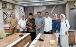 DPRD Provinsi Jawa Barat terima kunjungan kerja Komisi I Dewan Perwakilan Rakyat Daerah (DPRD) Provinsi Jambi. Studi banding diterima langsung oleh Anggota Komisi I DPRD Jawa Barat Muhamad Sidkon Djampi. Muhamad Sidkon Djampi menjelaskan, studi banding yang dilakukan DPRD Provinsi Jambi terkait pembahasan penyampaian nota pengantar Gubernur Jambi terhadap Rancangan Peraturan Daerah (Ranperda) Pertanggungjawaban Pelaksanaan Anggaran Pendapatan dan Belanja Daerah (P2APBD) Provinsi Jambi Tahun Anggaran (TA) 2023.