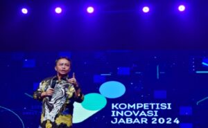 Pemda Provinsi Jawa Barat kembali menggelar Kompetisi Inovasi Jawa Barat (KIJB) 2024. KIJB merupakan komitmen Pemdaprov Jabar dalam meningkatkan budaya inovasi sekaligus memberikan apresiasi kepada para inovator. Kick off KIJB 2024 dilakukan Sekretaris Daerah Jabar Herman Suryatman di Auditorium Taman Budaya Jawa Barat, Jalan Bukit Dago Selatan, Kota Bandung, Selasa (9/7/2024).