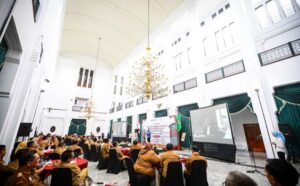 Komisi Pemberantasan Korupsi Republik Indonesia (KPK RI) menyelenggarakan sosialisasi Program Percontohan Kabupaten/Kota Antikorupsi di Gedung Sate, Bandung. Acara ini bertujuan untuk mendorong penerapan sistem pemerintahan yang transparan, akuntabel, dan berintegritas di seluruh wilayah Jawa Barat. Pemerintahan daerah diarahkan untuk mempercepat terwujudnya kesejahteraan masyarakat melalui peningkatan pelayanan, pemberdayaan masyarakat, dan peningkatan daya saing daerah. Dalam periode 2021–2023, pemerintah pusat telah mengalokasikan anggaran Transfer Keuangan Daerah (TKD) sebesar Rp2.379,81 triliun untuk pembangunan infrastruktur, ketahanan pangan, layanan publik, serta pemberdayaan masyarakat.