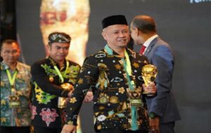 Pemerintah Kota (Pemkot) Bandung menerima penghargaan UHC Award dengan Kategori Utama, Kamis 8 Agustus 2024. Penghargaan diterima Anhar Hadian Kepala Dinas Kesehatan (Dinkes) Kota Bandung di The Krakatau Grand Ballroom TMII Jakarta Timur. Acara tersebut juga dihadiri Wakil Presiden RI. "Kami mewakili Wali Kota Bandung menerima penghargaan UHC Award dengan Kategori Utama yang dihadiri Wakil Presiden RI," ucap Kepala Dinkes Kota Bandung, Anhar Hadian lewat keterangan resminya.