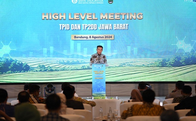 Penjabat Gubernur Jawa Barat Bey Machmudin menghadiri High Level Meeting Tim Pengendalian Inflasi Daerah (TPID) dan Tim Percepatan dan Perluasan Digitalisasi Daerah (TP2DD) se - Jawa Barat di Hotel Pullman, Kota Bandung, Kamis (8/8/2024). Ditemui seusai acara, Bey mengemukakan, High Level Meeting ini bertujuan untuk menyamakan persepsi seluruh kepala daerah dengan Pemda Provinsi Jabar untuk menjamin stabilitas harga terutama menjelang Natal dan tahun baru (Nataru).